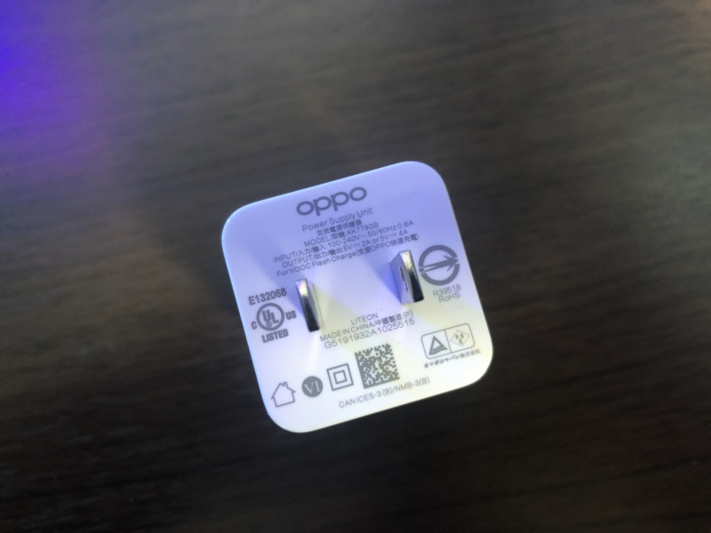 OPPO Reno 10x Zoomの充電アダプター